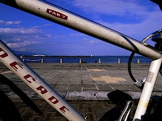 自転車のフレームから望む琵琶湖
