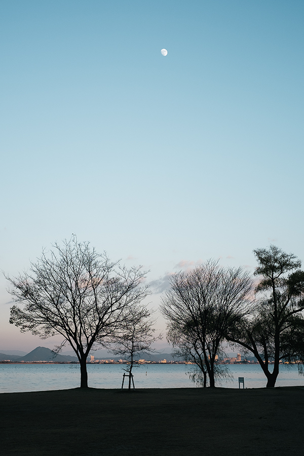 琵琶湖の月